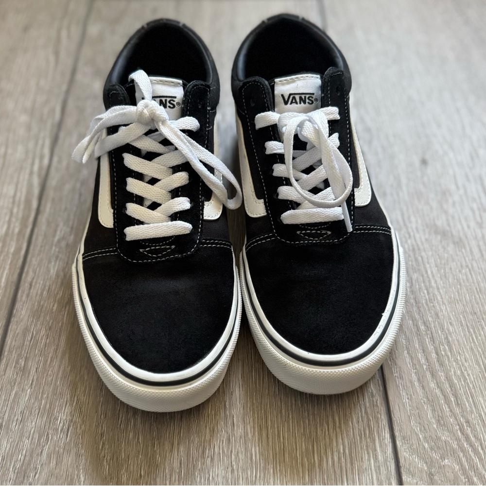Vans Unisex Classic Old Skool Sneakers in Black and White (Like New)